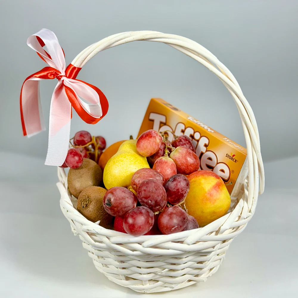 Подарочная корзина с фруктами